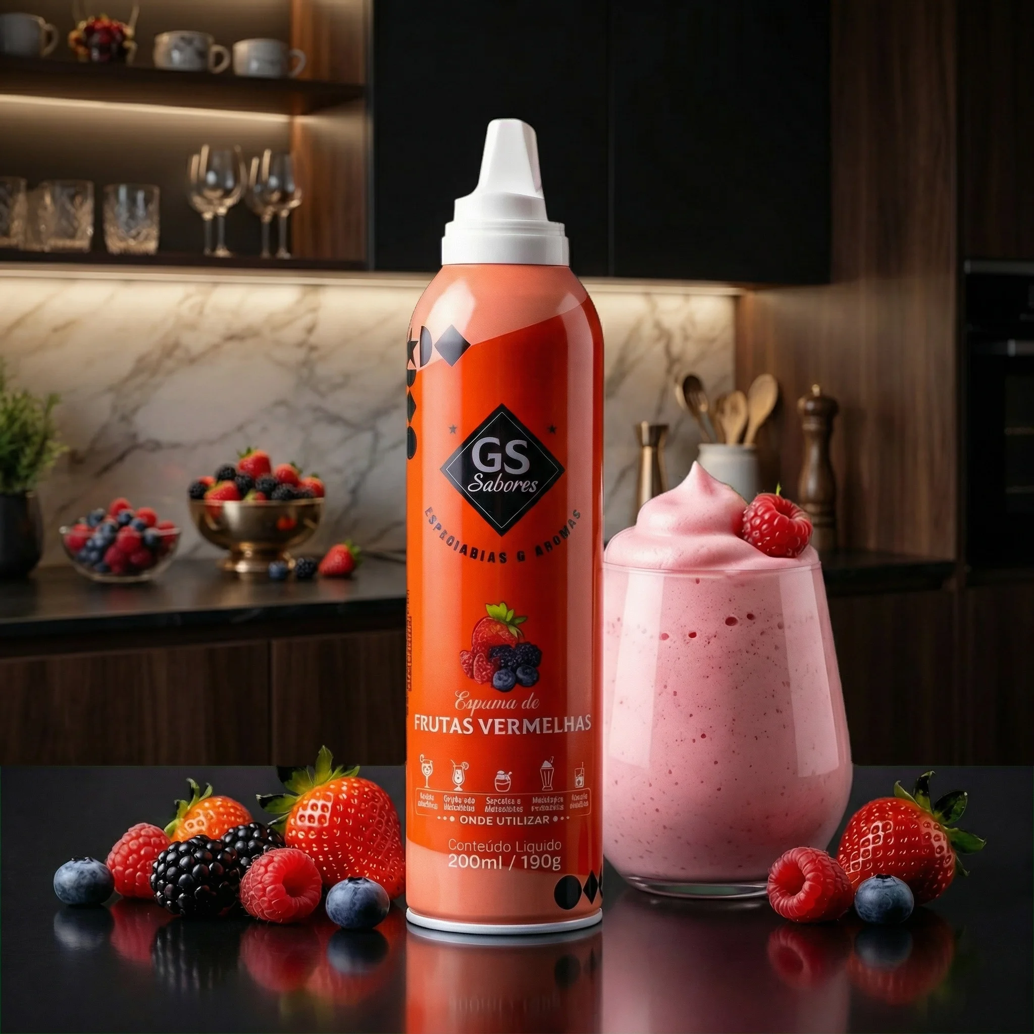 Espuma de frutos rojos junto a una bebida preparada